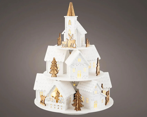 Vianočná pyramída s domami, kostolom a drevenými figúrkami