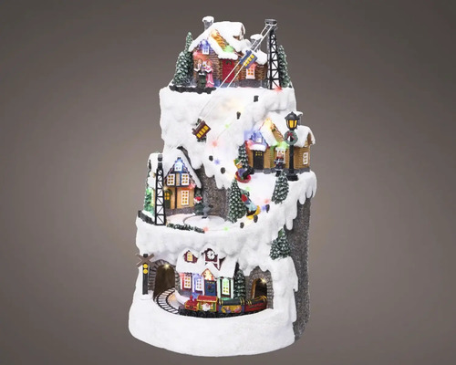 Vianočná miniatúrna dedina s domami, stromami, vlakom a lyžiarskym vlekom na zasneženej hore