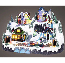 Osvetlená vianočná dedinka so domami, stromami, figúrkami a vláčikom