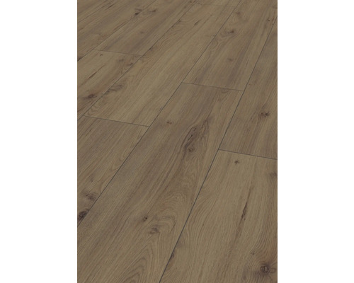 Detail laminátovej podlahy s dreveným vzhľadom