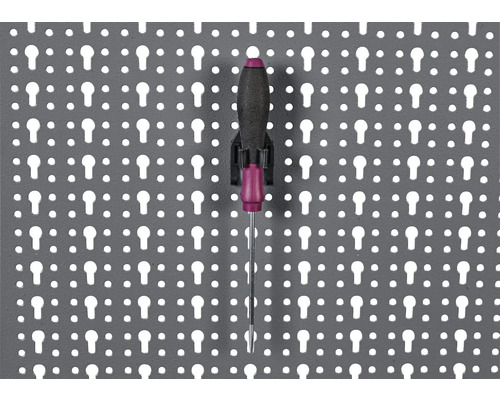 Skrutkovač na paneli s náradím