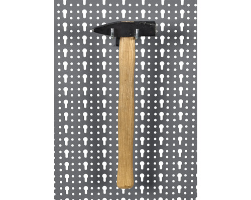 Kladivo s drevenou rukoväťou na stene na náradie