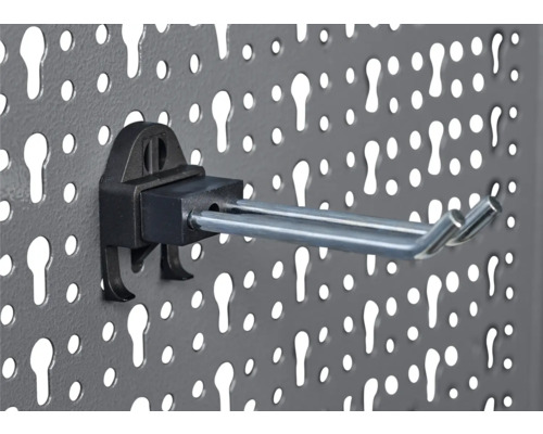 Dvojitý hák na dierovanej stene na náradie