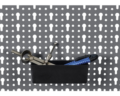 Dierovaná stena s odkladacou plochou na náradie a náradím