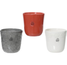 Tri keramické kvetináče v šedej farbe so vzorom, červenej a bielej