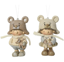 Dve dekoratívne figúrky detí s čiapkami s medvedími ušami a plyšovými medvedíkmi