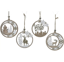 Štyri drevené vianočné ozdoby s rôznymi motívmi ako snehuliak, jeleň a snehové vločky