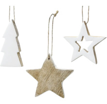 Tri drevené prívesky v tvare hviezdy a vianočného stromčeka visia na šnúrke
