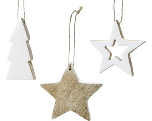 Tri drevené prívesky v tvare hviezdy a vianočného stromčeka visia na šnúrke
