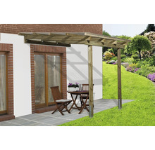 Drevená pergola so stolom a stoličkami v záhrade