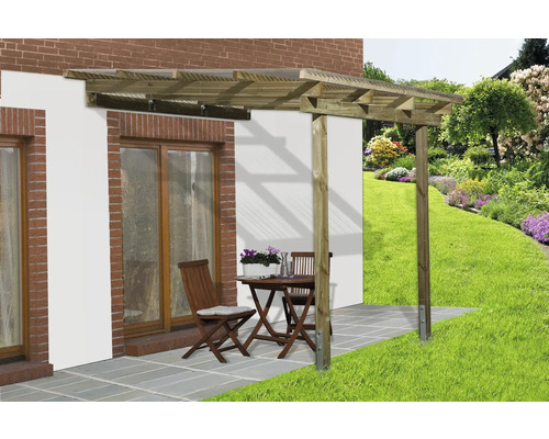 Drevená pergola so stolom a stoličkami v záhrade