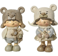 Dve dekoratívne figúrky v tvare detí s medvedími čiapkami