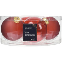 Balenie štyroch červených sklenených vianočných gúľ, každá s veľkosťou osem centimetrov