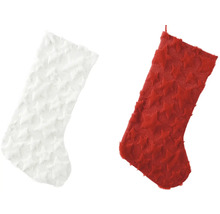 Dve vianočné pančuchy so vzorom hviezdy, jedna biela, jedna červená