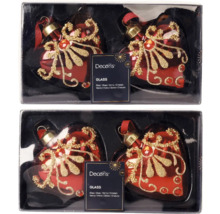 Balenie dvoch červených sklenených ozdôb na vianočný stromček v tvare srdca s dekorom