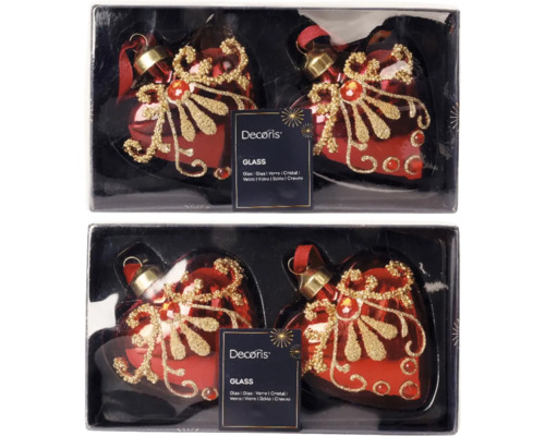 Balenie dvoch červených sklenených ozdôb na vianočný stromček v tvare srdca s dekorom