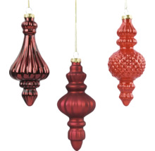 Tri červené vianočné ozdoby rôznych tvarov visia na zlatých nitiach