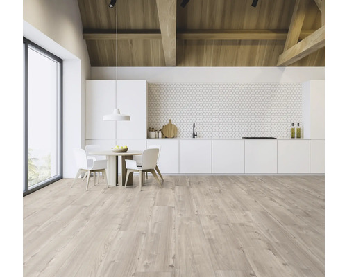 Svetlý, priestranný kuchynský kút s dreveným trámovým stropom, jedálenským stolom a kuchynskou linkou