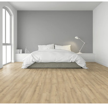 Svetlá spálňa s manželskou posteľou, lampou na nočnom stolíku a laminátovou podlahou