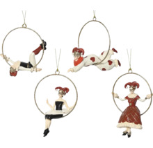 Štyri figúrky harlekýnov ako vianočné ozdoby zavesené na zlatých krúžkoch