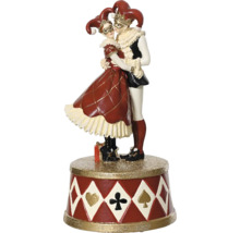 Dekoratívna figúrka páru harlekýnov na podstavci so symbolmi hracích kariet