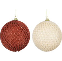 Dve vianočné gule so vzorovým vzorom visia na stuhách