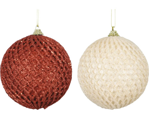 Dve vianočné gule so vzorovým vzorom visia na stuhách