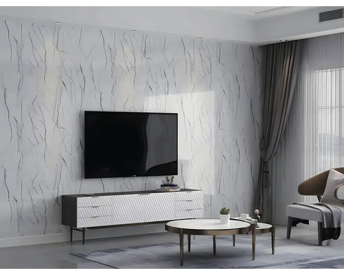 Samolepiaci PVC panel Mramor obklad na stenu sivý 120 x 280 cm Obývacia izba s televízorom, TV stolíkom, konferenčným stolíkom a vzorovanou tapetou