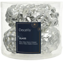 Balenie strieborných sklenených vianočných gúľ s trblietkami