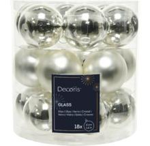 Balenie 18 strieborných sklenených vianočných gúľ, každá s veľkosťou 4 cm