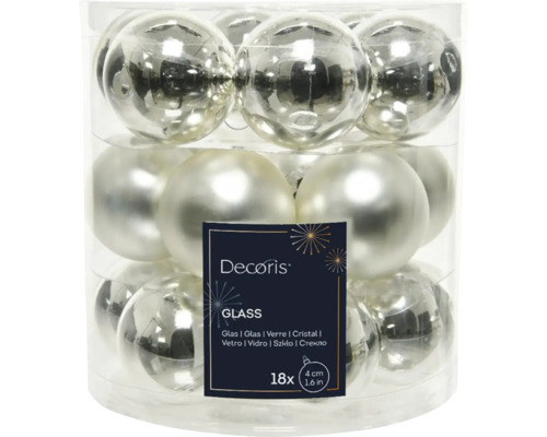 Balenie 18 strieborných sklenených vianočných gúľ, každá s veľkosťou 4 cm