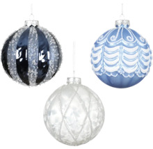 Tri ozdobné vianočné gule s rôznymi vzormi