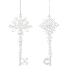 Dve ozdobné kľúčenky v tvare snehových vločiek ako vianočné ozdoby