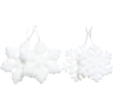 Dve biele snehové vločky ako ozdoby na vianočný stromček