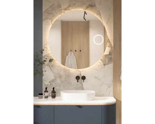 Moderná kúpeľňa s okrúhlym zrkadlom, umývadlom na dosku a armatúrami