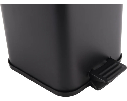 Detailný pohľad na čierny odpadkový kôš s pedálom.