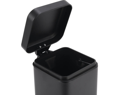 Otvorený čierny odpadkový kôš s pedálom