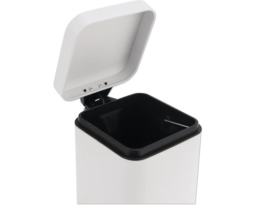 Otvorený, biely odpadkový kôš s pedálom a čiernou vnútornou nádobou.