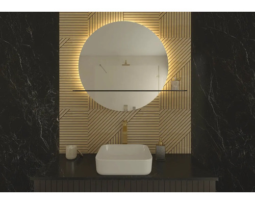 Kúpeľňa s okrúhlym zrkadlom, umývadlom a obkladom stien z dreva