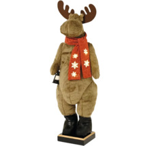 Dekoratívny los s šálom a topánkami ako vianočná dekorácia