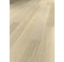 Svetlá drevená podlaha z jednotlivých dosiek