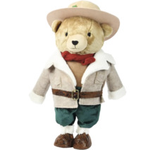 Plyšový medveď s klobúkom, bundou, nohavicami, šálom a opaskom