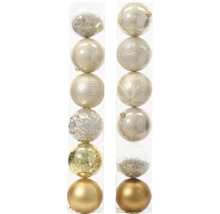 Dva rady vianočných gúľ s rôznymi textúrami a vzormi.