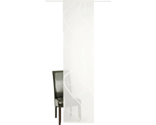 Záclona so vzorom a stolička