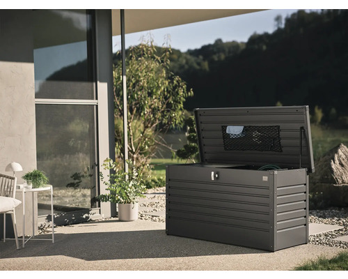 Otvorený záhradný box na uskladnenie záhradného náradia vonku