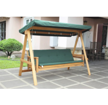 Drevená hojdačka so zeleným sedákom a strieškou do záhrady