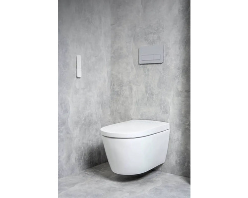 Závesné WC s ovládacím panelom v kúpeľni s betónovým vzhľadom.