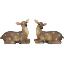 Dve ležiace figúrky jeleňa ako dekorácia