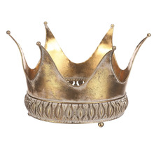 Dekoratívna zlatá koruna ako misa