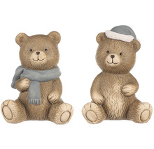 Dva sediaci plyšoví medvedíci so šálom a čiapkou ako dekorácia